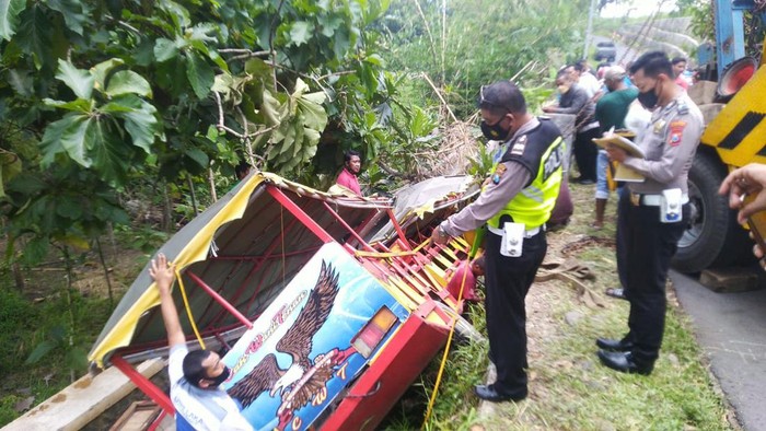 Kereta Kelinci Nyungsep di Madiun, Tewaskan Nenek dan Cucu Sebuah kereta kelinci muat 40 penumpang nyungsep ke sebuah selokan di jalan kampung Dusun Ngilis Desa Joho, Dagangan, Madiun. Dua penumpang tewas dalam kejadian ini. Dua penumpang tewas adalah nenek dan cucu.