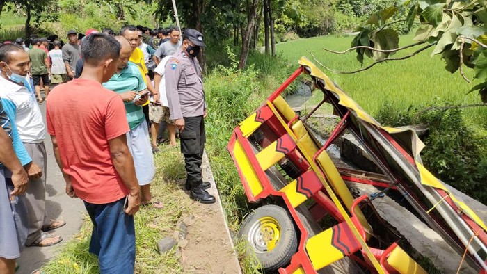 kereta kelinci terjun ke selokan di madiun