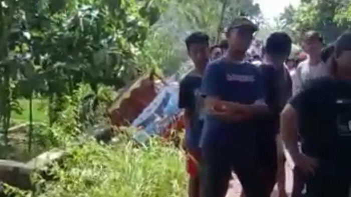 kereta kelinci terjun ke selokan di madiun