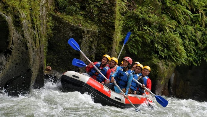 Keseruan Sejumlah Kepala Daerah saat Rafting di Sergai Sumut