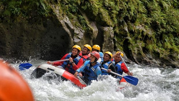 Keseruan Sejumlah Kepala Daerah saat Rafting di Sergai Sumut