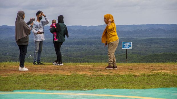 Lihat Lebih Dekat Kawasan Ibu Kota Negara Nusantara Sejumlah mobil melintas di jalan kawasan Ibu Kota Negara (IKN) Nusantara di Kecamatan Sepaku, Kabupaten Penajam Paser Utara, Kalimantan Timur, Minggu (6/2/2022). Dalam Pasal 6 UU IKN telah diatur mengenai cakupan wilayah IKN yang meliputi daratan seluas 256.142 hektare serta wilayah perairan laut dengan luas 68.189 hektare dan luas wilayah darat IKN Nusantara dari 56.180 hektare kawasan IKN Nusantara dan 199.962 kawasan pengembangan. ANTARA FOTO/Bayu Pratama S/wsj.