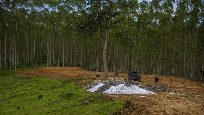 Sejumlah pekerja menyelesaikan lahan yang akan menjadi lokasi Presiden Joko Widodo berkemah di titik nol kawasan Ibu Kota Negara (IKN) Nusantara di Kecamatan Sepaku, Kabupaten Penajam Paser Utara, Kalimantan Timur, Minggu (6/2/2022). Presiden Joko Widodo direncanakan akan berkemah di titik nol, kawasan IKN Nusantara sekaligus untuk bertemu para tokoh adat serta menyaksikan penampilan karya seni budaya dari beragam suku di Provinsi Kalimantan Timur. ANTARA FOTO/Bayu Pratama S/wsj.