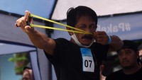 Peserta mengikuti lomba ketapel di Kebon Pala, Jakarta Timur, Sabtu (5/2/2022).   