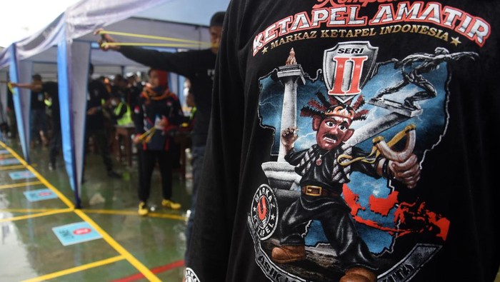 Peserta mengikuti lomba ketapel di Kebon Pala, Jakarta Timur, Sabtu (5/2/2022). Lomba yang diselenggarakan komunitas Markaz Ketapel Indonesia dan diikuti ratusan peserta dari berbagai daerah tersebut bertujuan sebagai ajang silaturahmi para pehobi olahraga ketapel sekaligus untuk membangkitkan olahraga tradisional ketapel di Tanah Air. ANTARA FOTO/Indrianto Eko Suwarso/rwa.