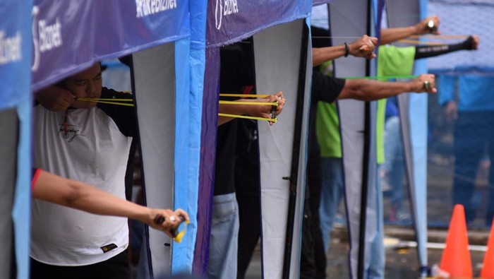 Peserta mengikuti lomba ketapel di Kebon Pala, Jakarta Timur, Sabtu (5/2/2022). Lomba yang diselenggarakan komunitas Markaz Ketapel Indonesia dan diikuti ratusan peserta dari berbagai daerah tersebut bertujuan sebagai ajang silaturahmi para pehobi olahraga ketapel sekaligus untuk membangkitkan olahraga tradisional ketapel di Tanah Air. ANTARA FOTO/Indrianto Eko Suwarso/rwa.