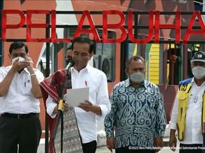 Momen Luhut Terima Telepon Saat Jokowi Tengah Pidato Resmikan Pelabuhan