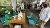 Diberitakan sebelumnya, jenazah mertua Sandiaga, Abdul Aziz, hari ini diterbangkan dari Singapura ke Jakarta. Jenazah ayah istri Sandiaga, Nur Asia Uno, akan disalatkan dan dimakamkan di Masjid Attaqwa Sriwijaya, Kebayoran Baru, Jaksel.