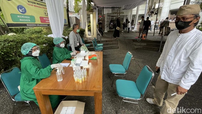 Masjid Attaqwa Sriwijaya Bersiap Sambut Jenazah Mertua Sandiaga Jenazah mertua Sandiaga Uno, Abdul Aziz Marzuki, akan dimakamkan di area Masjid Attaqwa Sriwijaya, Kebayoran Baru, Jaksel. Begini situasi terkini di Masjid Attaqwa Sriwijaya.
