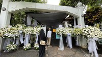 Para pelayat mulai berdatangan.