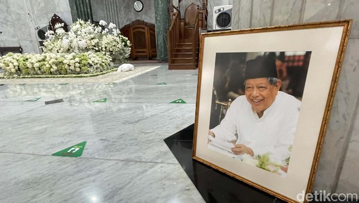 Jenazah mertua Sandiaga Uno, Abdul Aziz Marzuki, akan dimakamkan di area Masjid Attaqwa Sriwijaya, Kebayoran Baru, Jaksel. Begini situasi terkini di Masjid Attaqwa Sriwijaya.