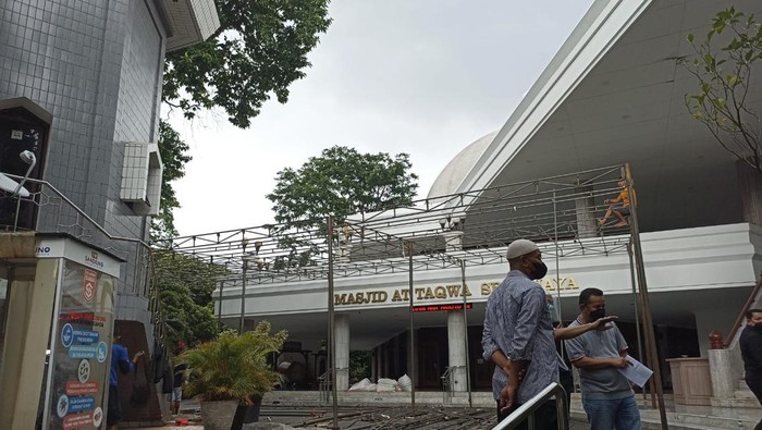Persiapan penyambutan jenazah meertua Sandiaga Uno, Abdul Aziz Marzuki di Masjid Attaqwa Sriwijaya, Kebayoran Baru, Jaksel, Minggu (6/2/2022).