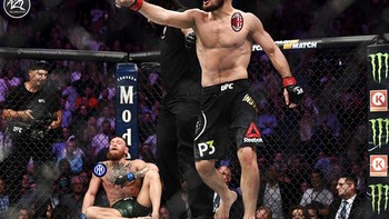 AC Milan dalam meme ini digambarkan menaklukkan Inter di arena gulat. Foto: Twitter