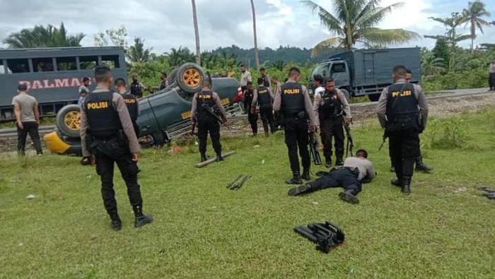 Mobil patroli Sabhara Polres Seram Bagian Barat terguling, 3 polisi alami luka ringan