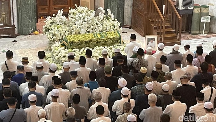 Jenazah ayah dari istri Menparekraf, Nur Asia Uno, yakni Abdul Aziz Marzuki disalatkan dan dimakamkan di kawasan Masjid Attaqwa Sriwijaya, Kebayoran Baru, Jakarta Selatan, Minggu (06/02/2022).
