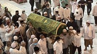 Untuk informasi, H Abdul Aziz Marzuki menghembuskan nafas terakhir di Singapura pada Sabtu, 5 Februari pukul 22.22 waktu setempat atau pukul 21.22 WIB. 