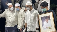 Pasca diterbangkan dari Singapura, jelang pukul 20.00 Minggu malam ini (6/2) jenazah mertua Sandiaga telah tiba di Masjid Jami Attaqwa Sriwijaya dan langsung dimakamkan.  