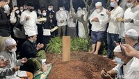 Dalam momen itu, keluarga Wamenparekraf Angela dan keluarga besar juga ikut melayat. 