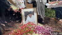 Menparekraf Sandiaga sendiri terlihat mengawal jenazah almarhum sejak tiba di tanah air. Selain itu, Sandiaga juga ikut mensholatkan, menguburkan hingga menabur bunga di pusara. 