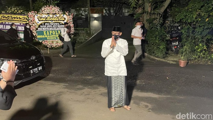 Jenazah ayah dari istri Menparekraf, Nur Asia Uno, yakni Abdul Aziz Marzuki disalatkan dan dimakamkan di kawasan Masjid Attaqwa Sriwijaya, Kebayoran Baru, Jakarta Selatan, Minggu (06/02/2022).