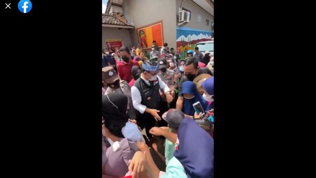 Momen Ridwan Kamil kena cakar ibu-ibu di Tasikmalaya