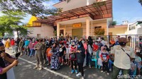 Sehingga masyarakat sekitar yang hadir sangat antusias menyaksikannya.
