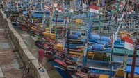 Menurut nelayan setempat sudah seminggu terakhir ini tidak melaut di perairan Selat Sunda.