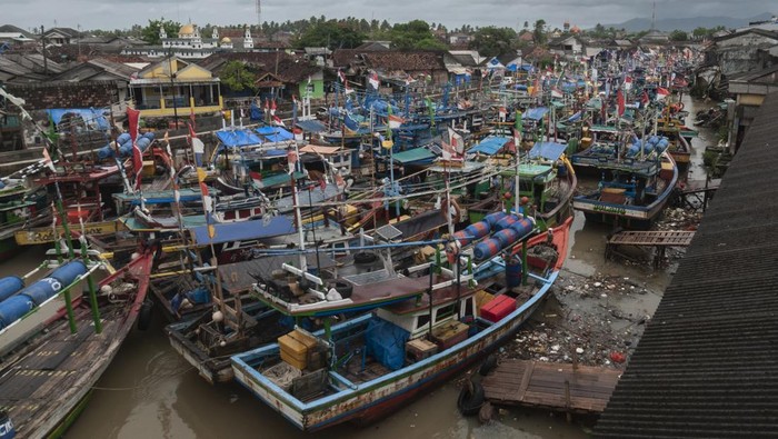 Sejumlah kapal nelayan yang bersandar saat tidak melaut di Teluk Labuan, Pandeglang, Banten, Minggu (6/2/2022). Menurut nelayan setempat sudah seminggu terakhir ini tidak melaut di perairan Selat Sunda akibat adanya aktivitas erupsi Gunung Anak Krakatau (GAK) serta cuaca buruk sehingga khawatir terjadi hal-hal yang tidak diinginkan. ANTARA FOTO/Muhammad Bagus Khoirunas/foc.