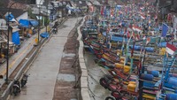 Sejumlah kapal nelayan yang bersandar saat tidak melaut di Teluk Labuan, Pandeglang, Banten, Minggu (6/2/2022).