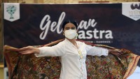 Batik merupakan hasil produk asli Indonesia, yang terlahir dari budaya tradisi Indonesia. Batik Peranakan merupakan batik yang berakulturasi dan berasimilasi dengan tradisi budaya pendatang.