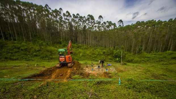 Pekerja mengoperasikan alat berat di dekat patok titik nol Ibu Kota Negara (IKN) Nusantara di Kecamatan Sepaku, Kabupaten Penajam Paser Utara, Kalimantan Timur, Minggu (6/2/2022). Titik nol itu merupakan satu referensi atau patokan untuk menghitung tingkat ketinggian bangunan di atas permukaan laut, Pemerintah pusat melalui Kasatgas Perencanaan Pembangunan Infrastruktur IKN PUPR Imam Santoso Ernawi menyampaikan pembangunan fisik IKN Nusantara akan dimulai pada awal Semester II 2022. ANTARA FOTO/Bayu Pratama S/wsj.