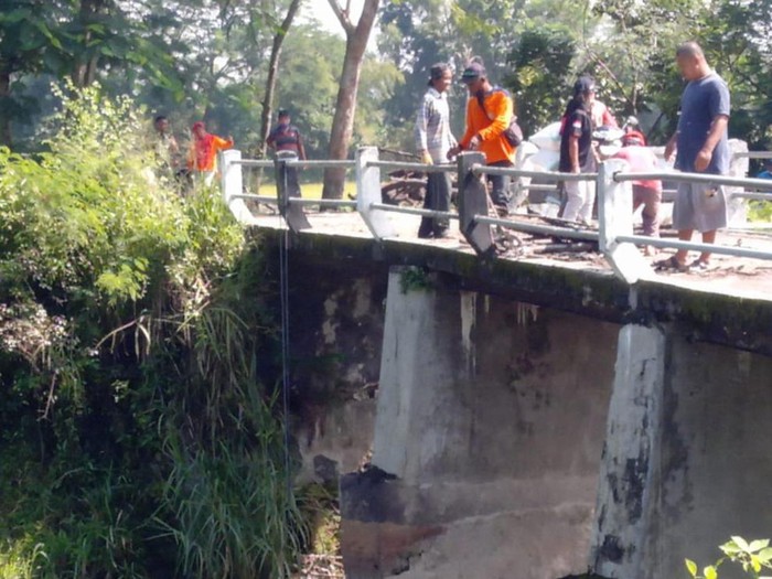 Pembersihan sedimentasi dan sampah kayu di hulu Sungai Dengkeng.