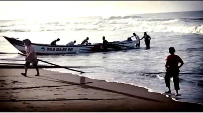 Perahu nelayan Eka Maju 09 terbalik usai dihantam gelombang tinggi di perairan Pantai Indah, Muara Cikaso, Desa Buniasih Kecamatan Tegalbuleud, Kabupaten Sukabumi.