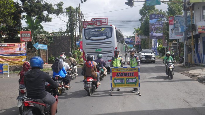 Polisi memberlakukan ganjil-genap di kawasan wisata Lembang, Kabupaten Bandung Barat