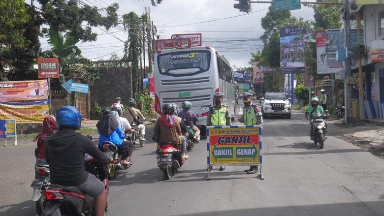 Polisi memberlakukan ganjil-genap di kawasan wisata Lembang, Kabupaten Bandung Barat Polisi memberlakukan ganjil-genap di kawasan wisata Lembang, Kabupaten Bandung Barat