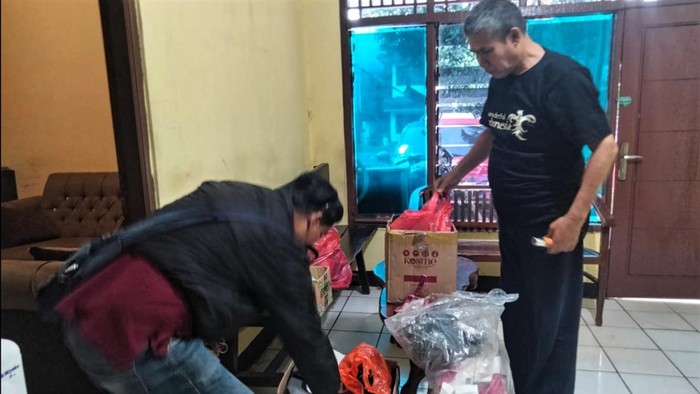 Polisi mengamankan sejumlah alat-alat kecantikan dari perampok toko kosmetik di Sukabumi