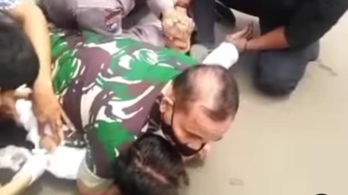 Potongan video seorang personel TNI memiting warga