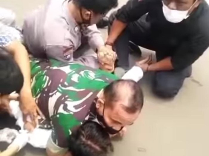 Potongan video seorang personel TNI memiting warga