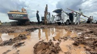 Hujan yang terus mengguyur wilayah DKI Jakarta dan sekitarnya membuat kondisi tanah di TPU Rorotan, Jakarta menjadi becek.