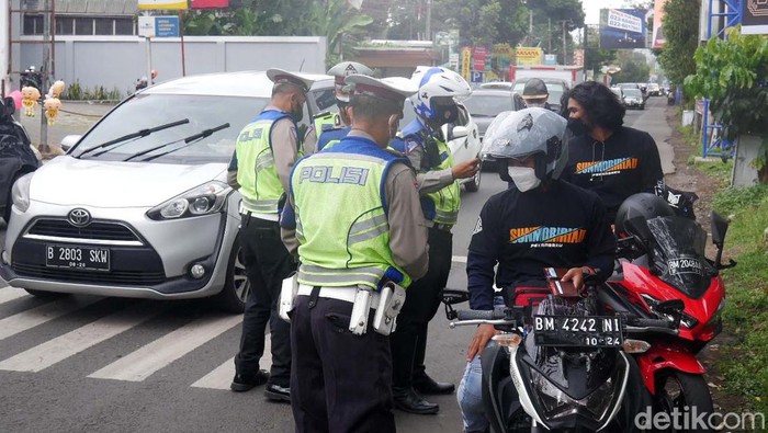Jajaran Satlantas Polres Cimahi melakukan razia motor berknalpot bising di kawasan Lembang, Kabupaten Bandung Barat (KBB). Pemotor pun langsung ditilang.