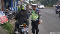 Pihak kepolisian melakukan penindakan terhadap para pengendara tersebut dengan penilangan.