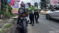 Jajaran Satlantas Polres Cimahi melakukan razia motor berknalpot bising di kawasan Lembang, Kabupaten Bandung Barat (KBB). Motor-motor tersebut disetop polisi saat sedang melaksanakan rekayasa arus lalu lintas ganjil genap di Simpang Beatrix.