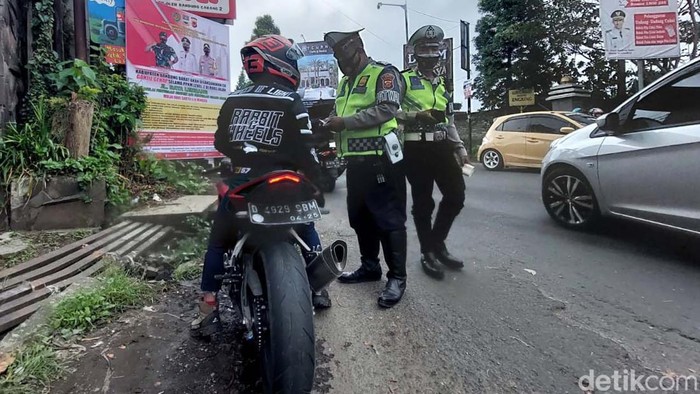 Jajaran Satlantas Polres Cimahi melakukan razia motor berknalpot bising di kawasan Lembang, Kabupaten Bandung Barat (KBB). Pemotor pun langsung ditilang.