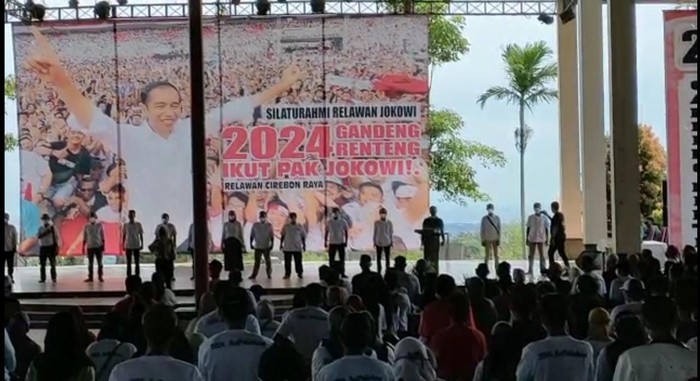 Relawan pendukung Presiden Joko Widodo se-Cirebon Raya berkumpul dan menggelar deklarasi, Minggu (6/2/2022) di Kota Cirebon.  Ada 16 kelompok relawan berpartisipasi dalam agenda tersebut.