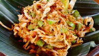 Racikan beragam sayuran mentah atau segar ini dikenal sebagai karedok Sunda. Bumbu kencur dan kacangnya membuat sayuran mentah semakin enak rasanya. Resepnya bisa dilihat di sini! Foto: iStock