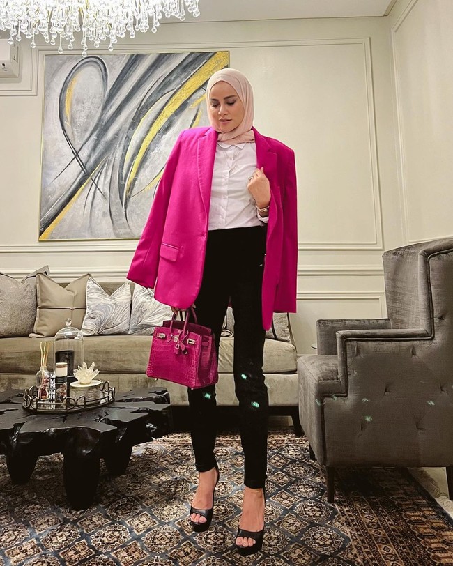 Ruang tamu nggak kalah fotogenik dengan pilihan interior yang elegan. Lukisan bergaya abstrak semakin mempertegas kemewahan rumah tersebut. (Foto: Instagram/@ollaramlan)