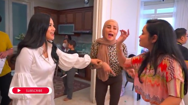 Bagian dapur bersih cukup luas dan digabungkan dengan area makan. Di sini menjadi tempat favorit Olla berkumpul dengan keluarga dan teman-temannya. (Foto: YouTube/Titi dan Tian)