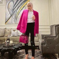 Ruang tamu nggak kalah fotogenik dengan pilihan interior yang elegan. Lukisan bergaya abstrak semakin mempertegas kemewahan rumah tersebut. (Foto: Instagram/@ollaramlan)