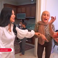Bagian dapur bersih cukup luas dan digabungkan dengan area makan. Di sini menjadi tempat favorit Olla berkumpul dengan keluarga dan teman-temannya. (Foto: YouTube/Titi dan Tian)