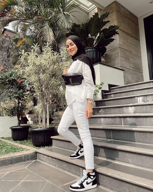 Area depan rumah yang Instagramable kerap menjadi spot ibu dua anak itu untuk sesi foto OOTD. (Foto: Instagram/@ollaramlan)